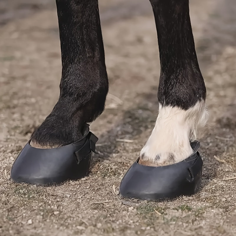 This rubber horseshoe pair protects horse hooves from dirt and feces, preventing inflammation and slipping.