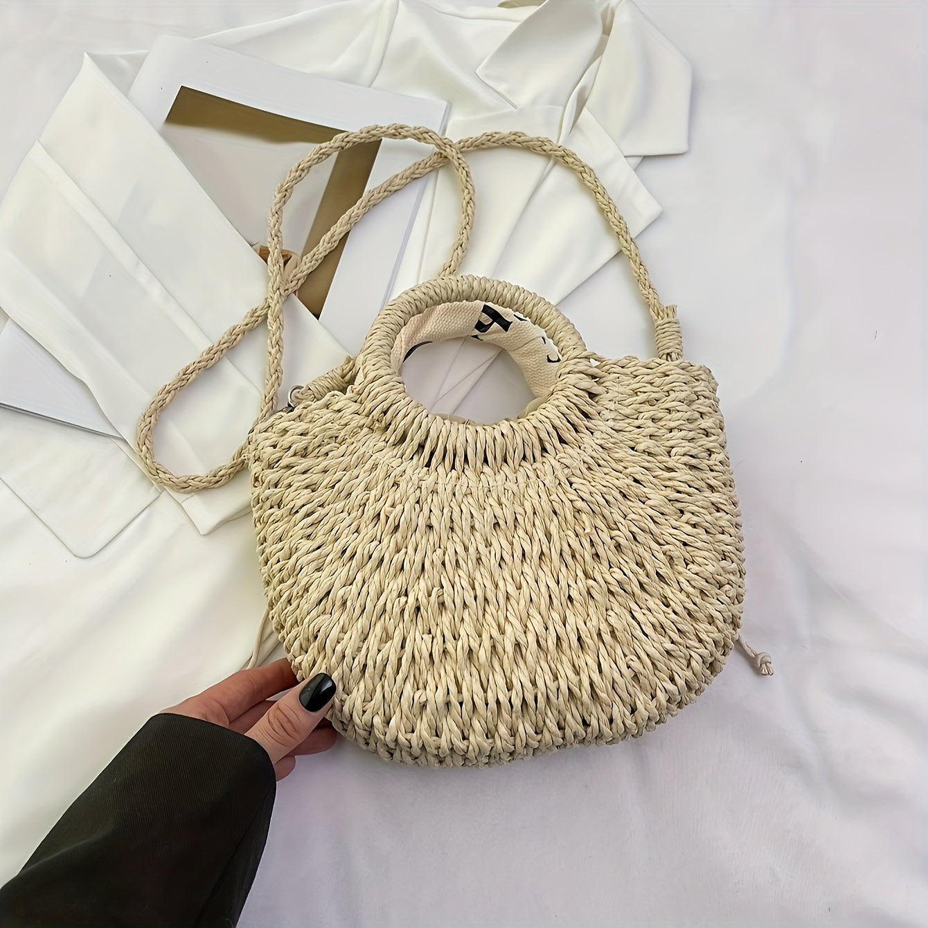 Fashionable women's handbag suitable for shopping, dating, parties, and work commuting, can be worn as a crossbody or shoulder bag, made of straw woven material.