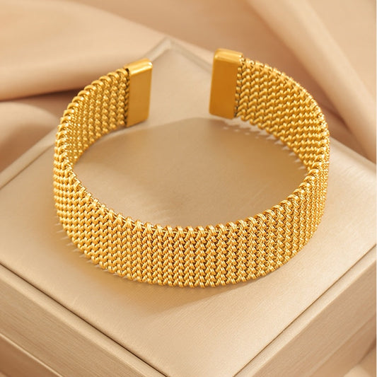 Get your hands on our elegant and fashionable classic cuff bracelet, suitable for everyday wear and parties. This vintage 18K gold-plated stainless steel braided mesh bracelet is perfect for both men and women.