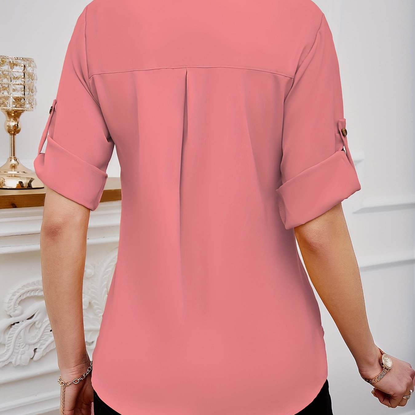 Pleated blouse with crew neck and short sleeves, perfect for spring and summer.