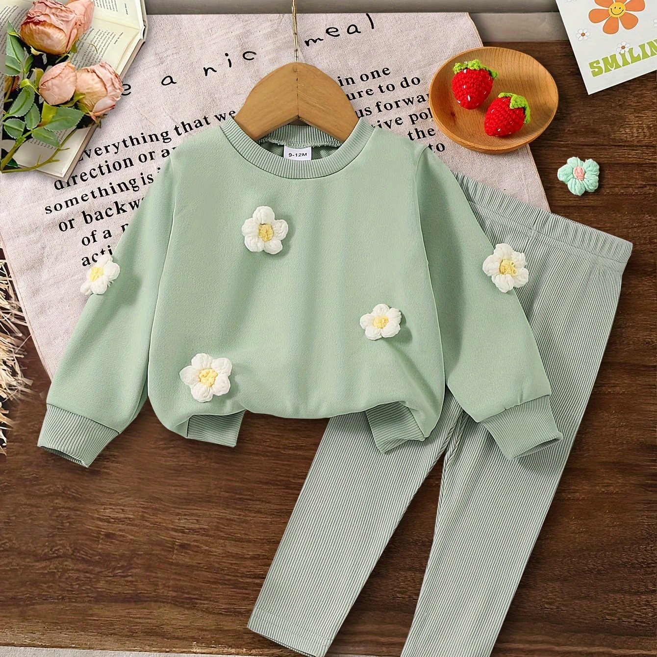 Girls' mint green sweatshirt and pants set, with warm, thick sweatshirt and loose, comfortable pants. Easy to match and ideal for daily wear, travel, and outdoor activities in spring