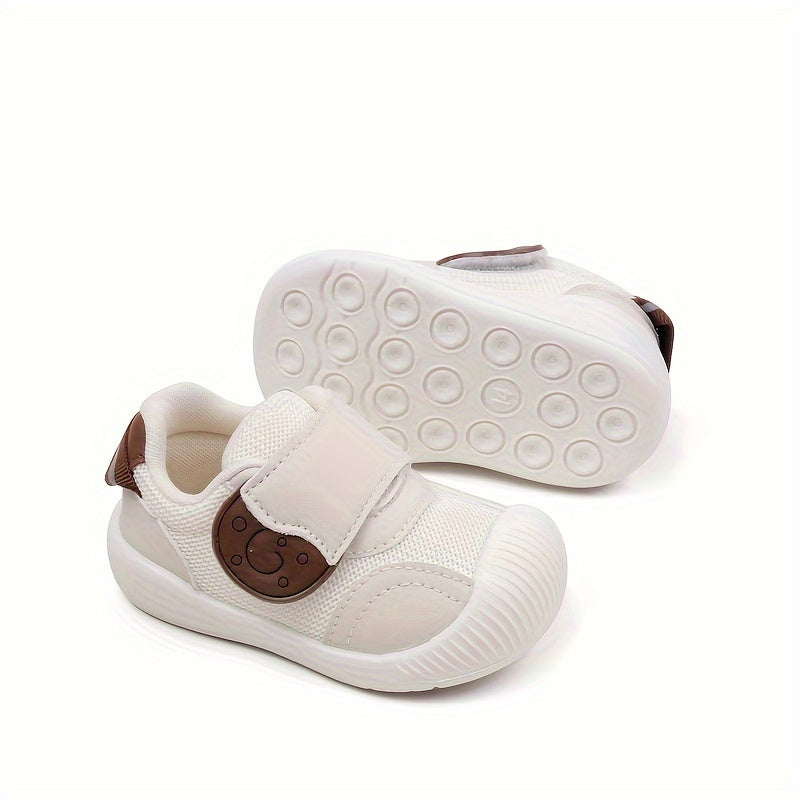 Adorable cartoon sports shoes for baby toddlers aged 0-2, with soft rubber soles, anti-slip and breathable design, ideal for outings.