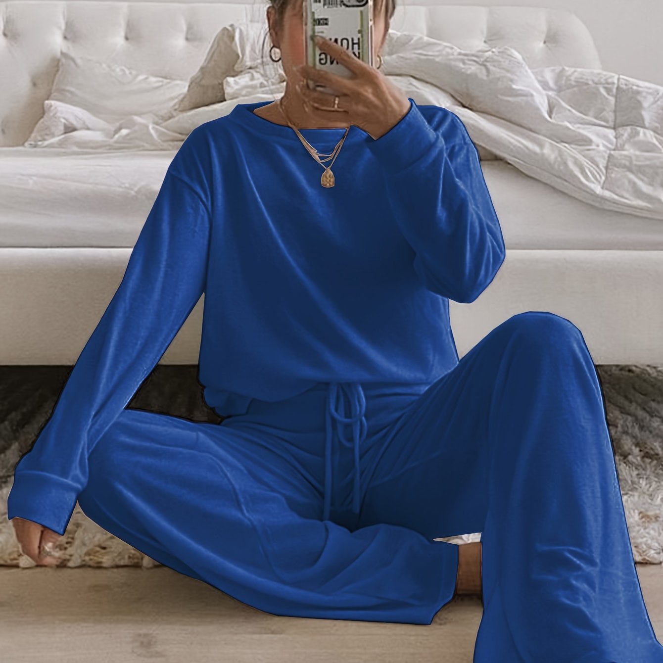 Cozy women's loungewear set in brushed fabric, solid color, round neck, long pants suit made of polyester for adults in autumn/winter season.