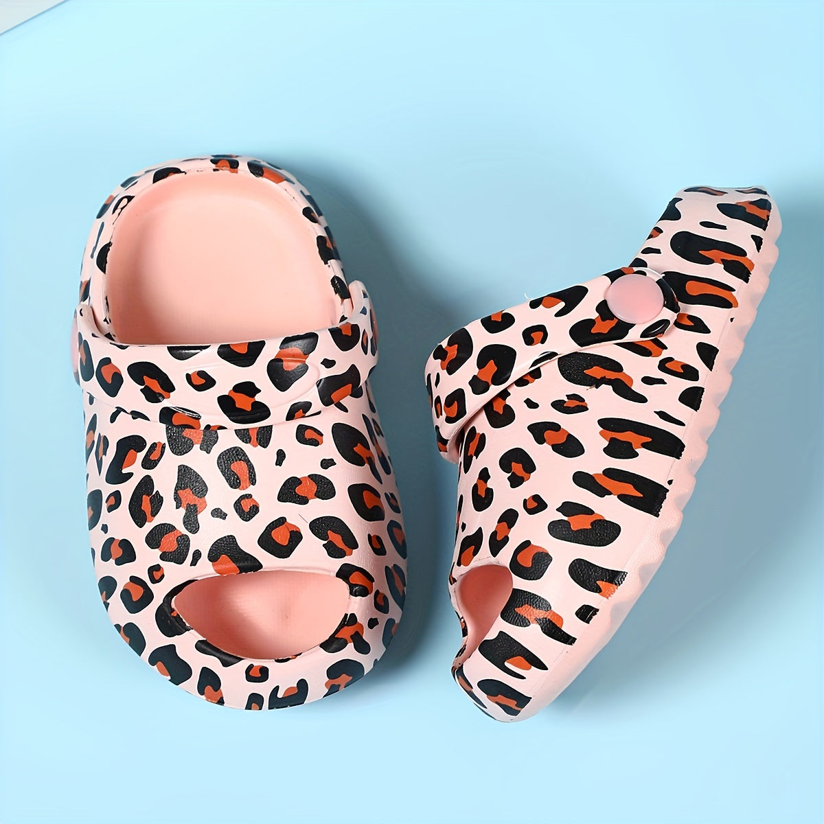 Stylish patterned clogs for girls, perfect for indoor and outdoor wear.