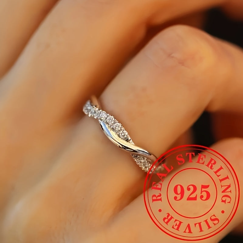 A stylish and elegant 925 sterling silver ring weighing 2 grams, adorned with classic crisscross Zirconia design. This ring is perfect for brides, engagements, wedding banquets, high-end jewelry collections, and anniversary gifts.