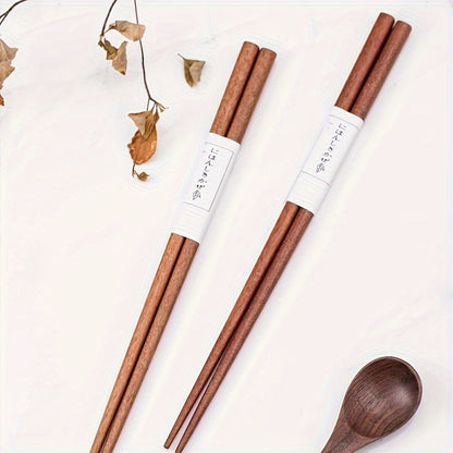 5 pairs of natural wood chopsticks, high-end anti-slip solid wood chopsticks for household use. Traditional Chinese tableware.