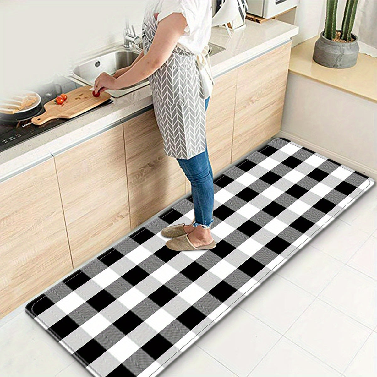 Square gradient black and white rugs, featuring a modern print design. These rugs are ideal for use as door mats, anti-slip mats, kitchen rugs, and can be placed in entrances, kitchens, and bathrooms. Available in 5 different sizes: 40x60cm, 50x80cm