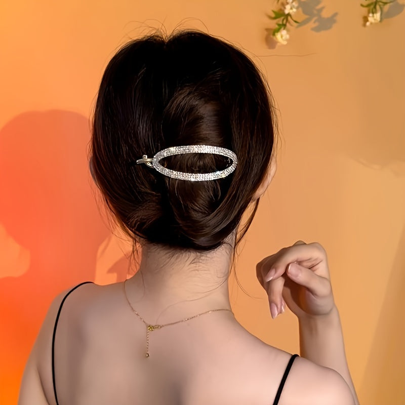 Elegant geometric pattern hair clip made of zinc alloy with rhinestones and imitation pearls in a golden color. Ideal for daily casual wear or parties all year round.