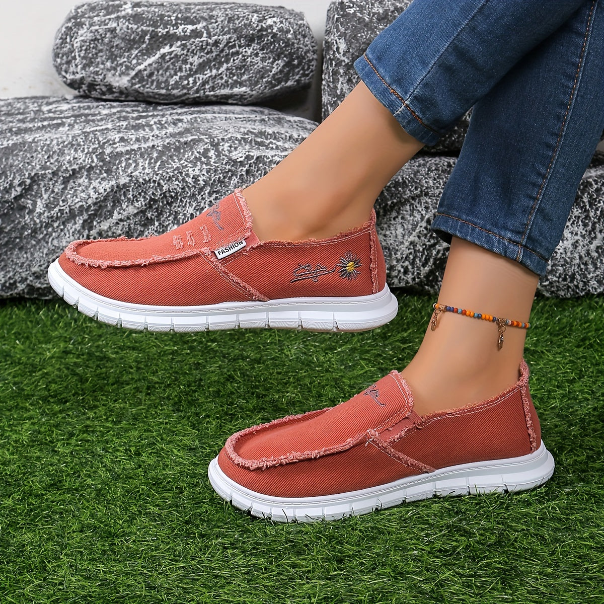 Gender-neutral fabric shoes with chrysanthemum embroidery, washable loafers that are soft, slip-resistant, durable, and stylish.