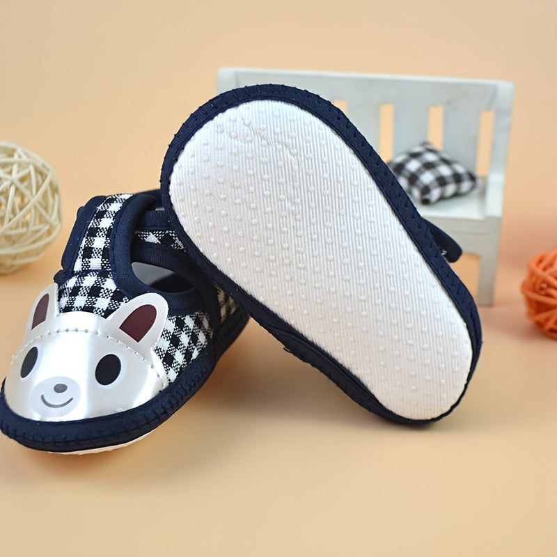 Baby boys' cute cartoon sneakers, lightweight and breathable with non-slip soles for indoor and outdoor walks in spring and autumn.