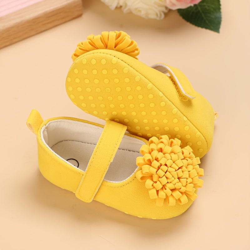 Girls' spring and autumn shoes for ages 0-1 with cute flower decorations and soft soles for comfortable first steps.