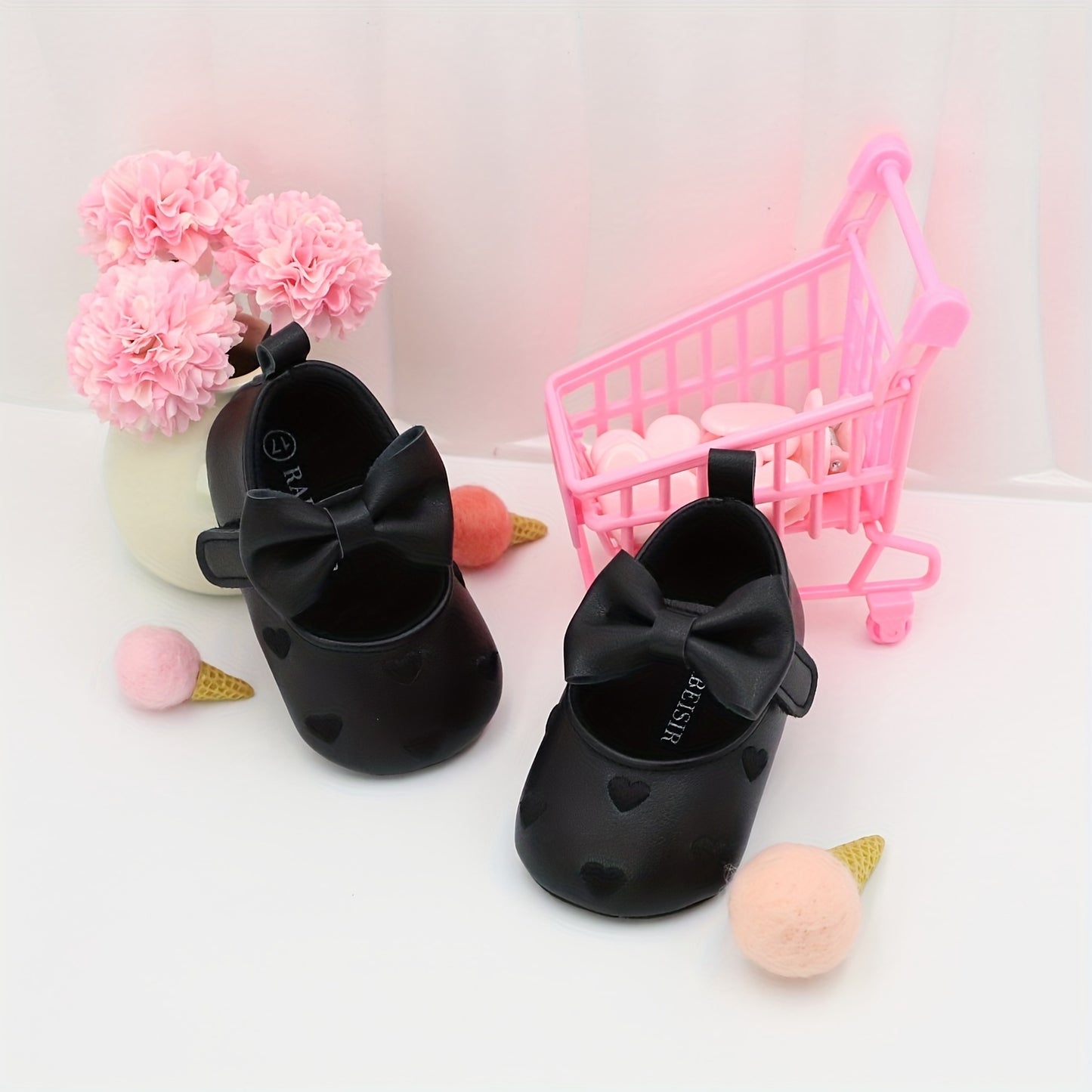 Embroidered heart Mary Jane walking shoes for baby princesses, ideal for leisure and parties in all seasons.