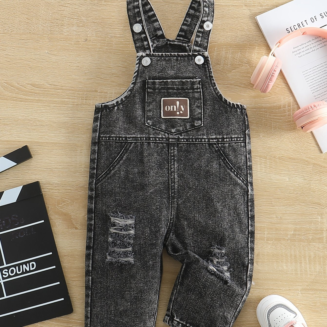 Baby girl's denim overalls with alphabet pattern, ripped detail, regular fit, made of cotton blend - perfect for spring/fall fashion