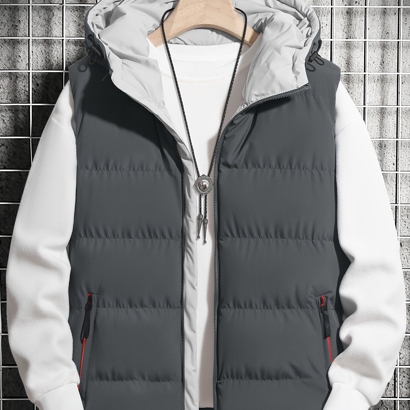 Men's casual hooded puffer vest with pockets, perfect for autumn/winter outdoor wear.