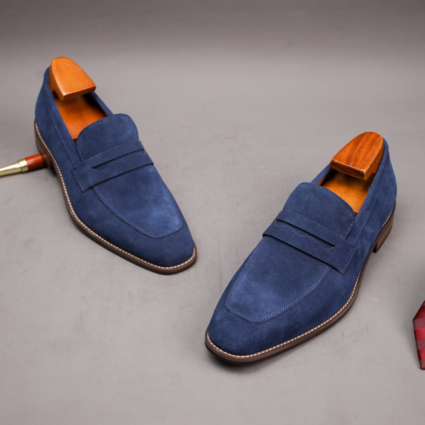 Men's Solid Color Penny Loafers with Cowhide Upper and Non-Slip Rubber Sole, Elegant and Durable Dress Shoes for Men.