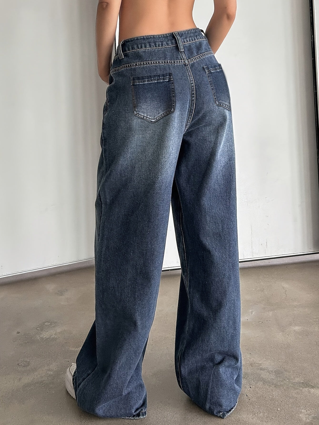 Jeans with multiple pockets for versatile style - Women's casual denim.