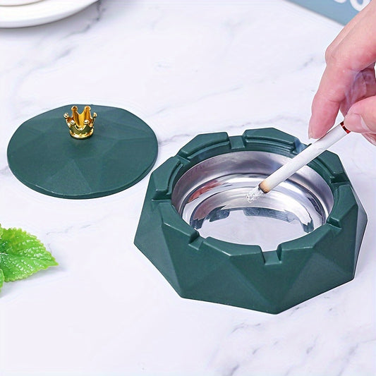 Ashtray with lid for anti-fall, suitable for household, large plastic design, ideal for hotels and living rooms.