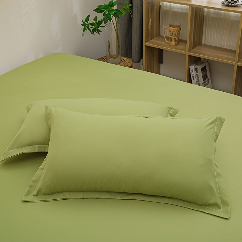 Set of 2 Soft and Breathable Pillowcases in Solid Color - Gentle on the Skin, Easy to Clean in Machine with Envelope Closure for Bedroom or Guest Room, Available in a Variety of Pure Colors