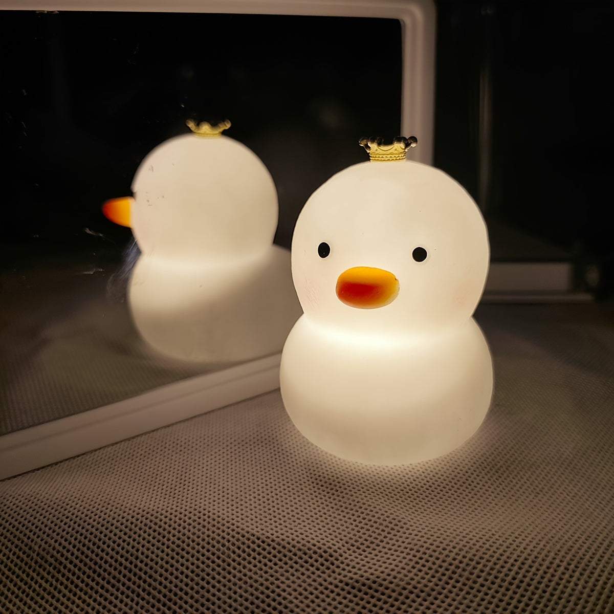 Duck-shaped LED night light, cute and fashionable, battery-powered with glossy finish. Perfect for bedroom decor and gift-giving for holidays, birthdays, or Christmas.