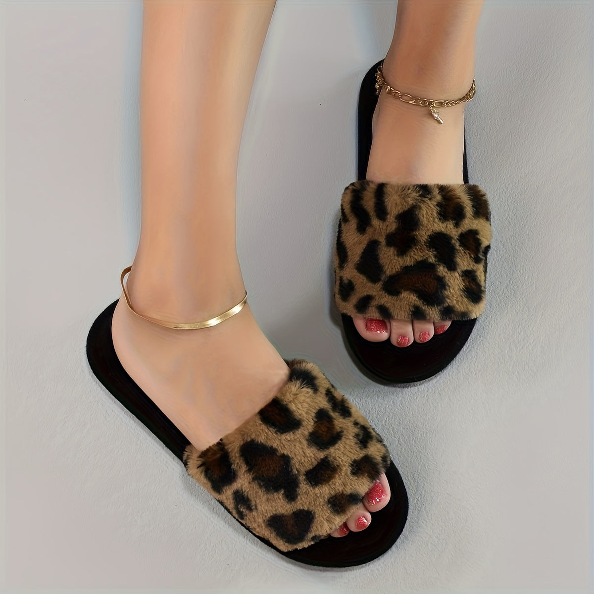 Women's leopard print open-toe slippers made of soft faux fur with breathable EVA sole. Casual and cozy home footwear.