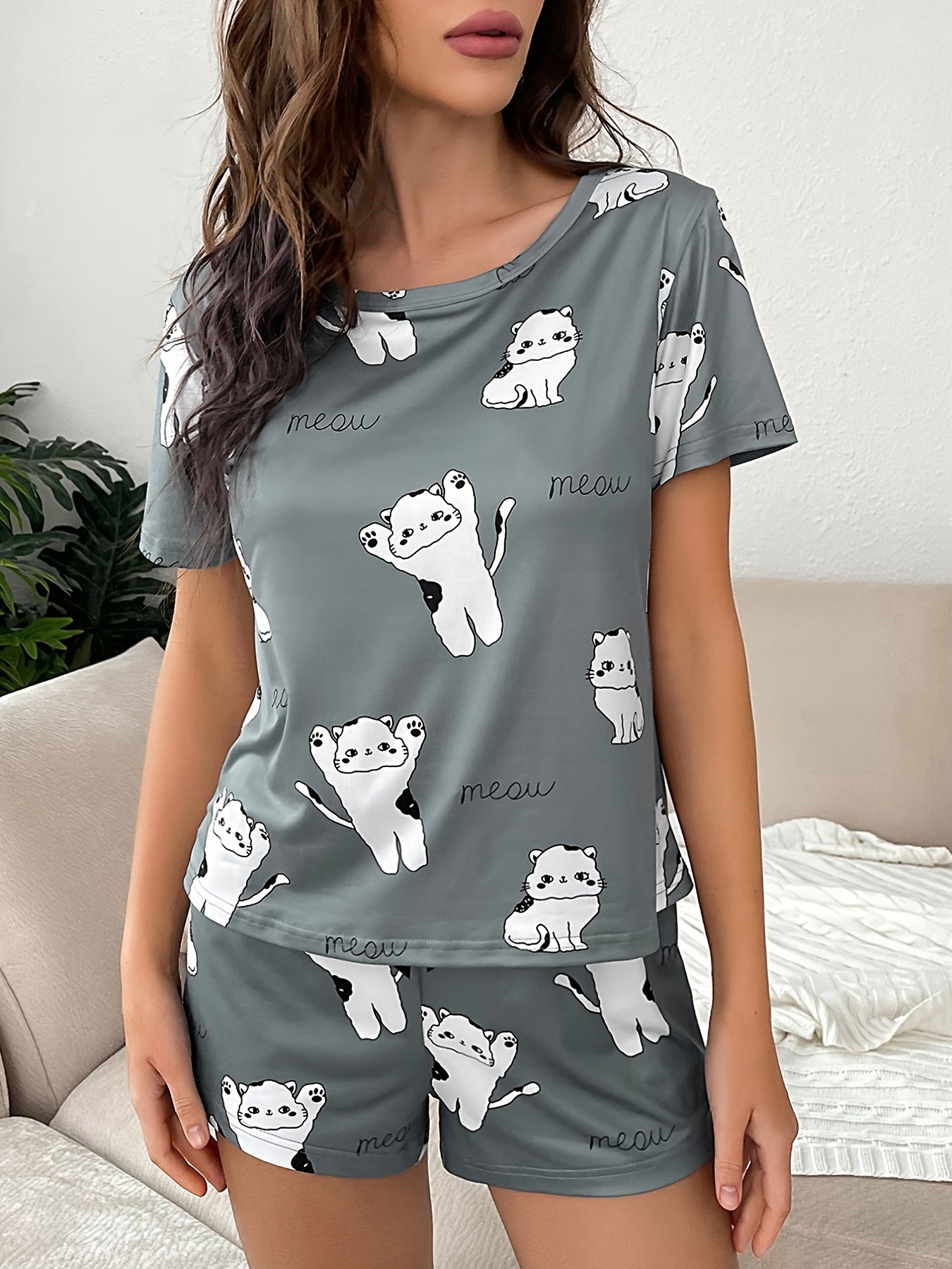 Comfortable kitty print pajama sets for women with short sleeves and shorts.