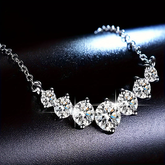 Ushbu ajoyib 925 Sterling Silver Mozambik Diamond Smile Necklace erkaklar va ayollar uchun mos keladi. Juftlik uslubidagi kalta zanjir zamonaviy va ko'p qirrali, trendy hashamatli niş minimalist klassik dizaynga ega. Sizning yigitingiz uchun mukammal yoki