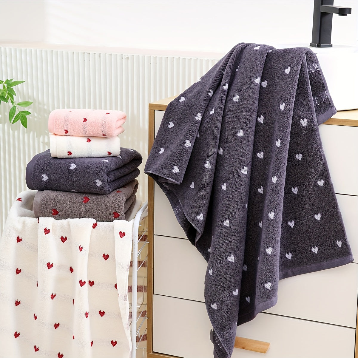 Heart pattern cotton bath towel, absorbent and quick-drying, soft and thick for home bathroom use. Ideal bathroom supply.