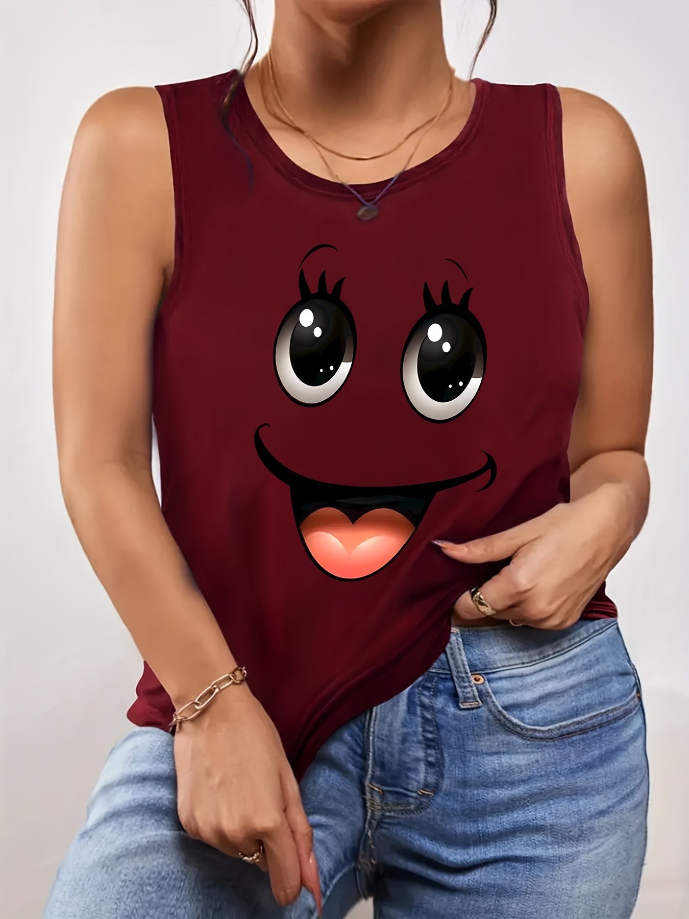 Katta o'lchamdagi ayollar uchun maroon rangidagi tank top, quvonchli yuz printi bilan, yengsiz, dumaloq bo'yin dizayni, cho'ziluvchan polyester aralashmasidan tayyorlangan. Mashinada yuvish mumkin.