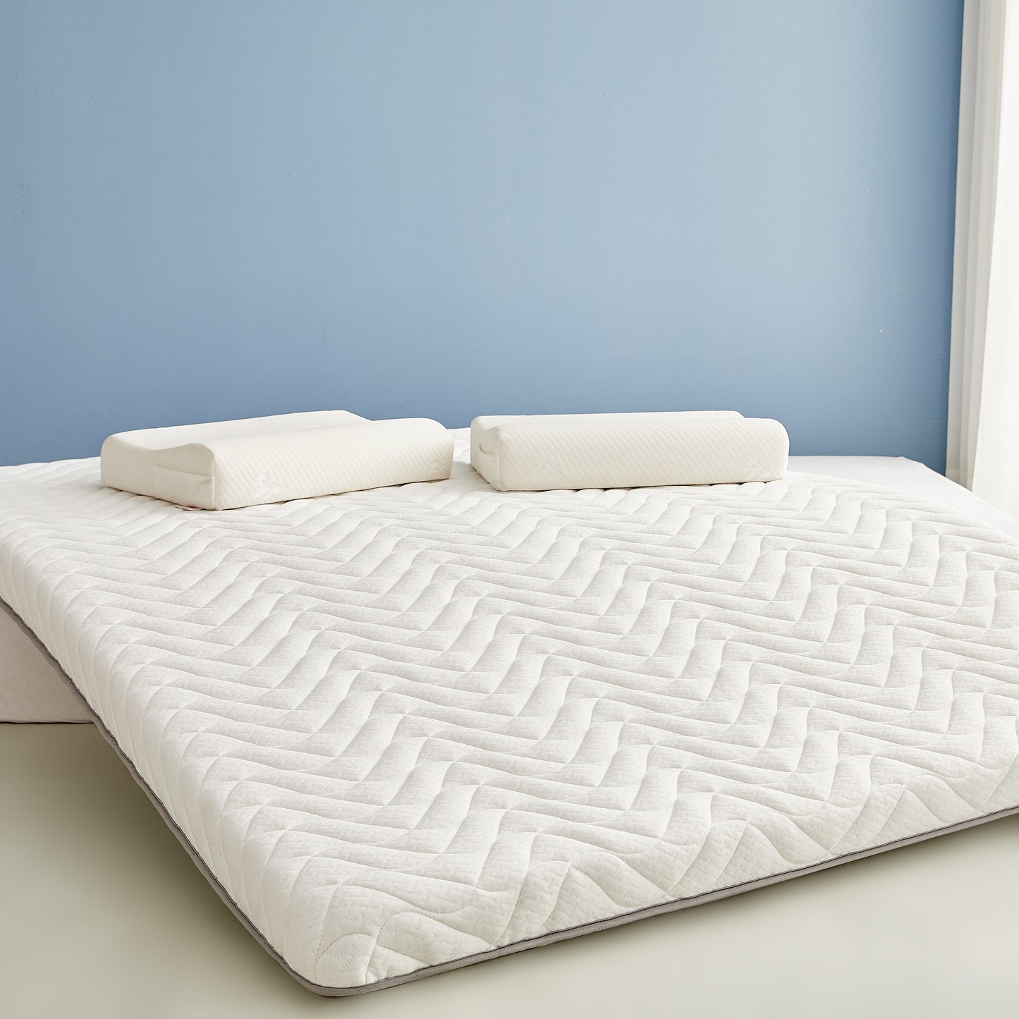 New Thickened Quilted Latex Layer High Resilience Mattress with Round Waltz Flower Pattern, Zero Pressure Design. Includes Memory High Resilience Latex, Thickened Knitted Breathable Non-slip Pad. Foldable for easy storage. Only includes one mattress