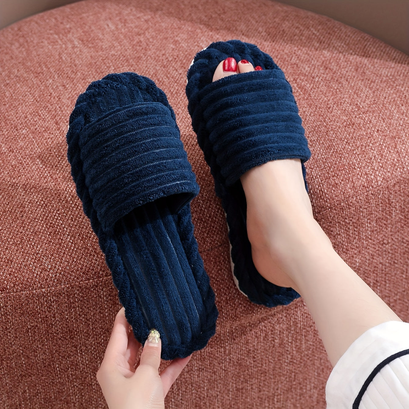 Corduroy fuzzy slippers for women, ideal for indoors and outdoors in autumn and winter. Washable and non-slip with a thick sole. Maternity and cozy home attire.