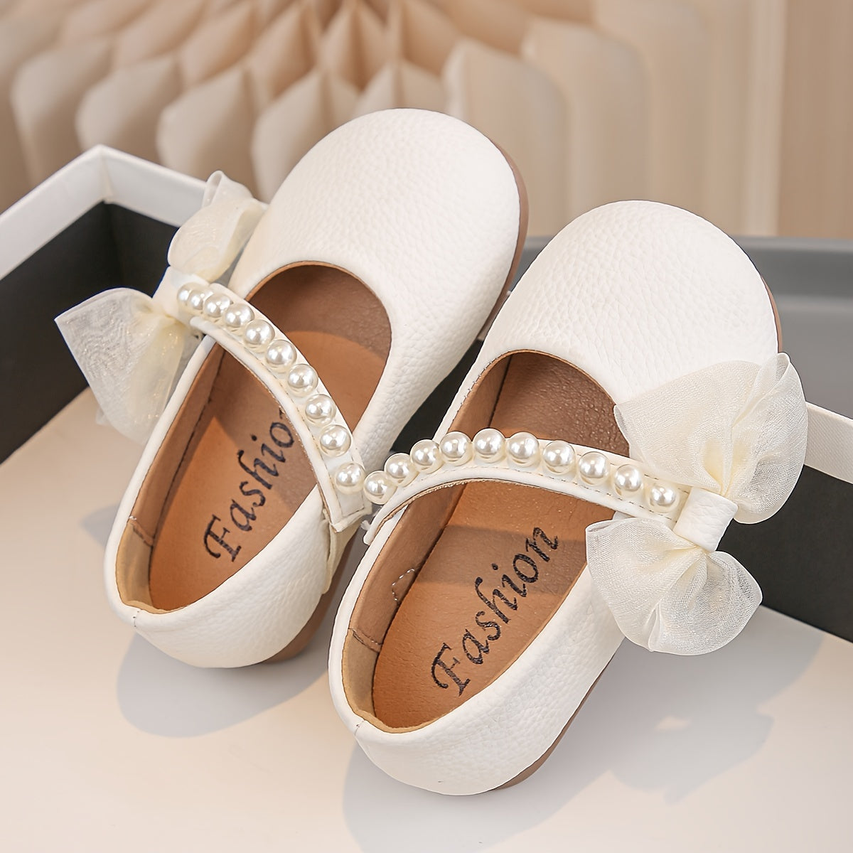 Stylish pearl bow Mary Jane shoes for girls, perfect for parties and weddings. Lightweight and breathable for spring and summer.