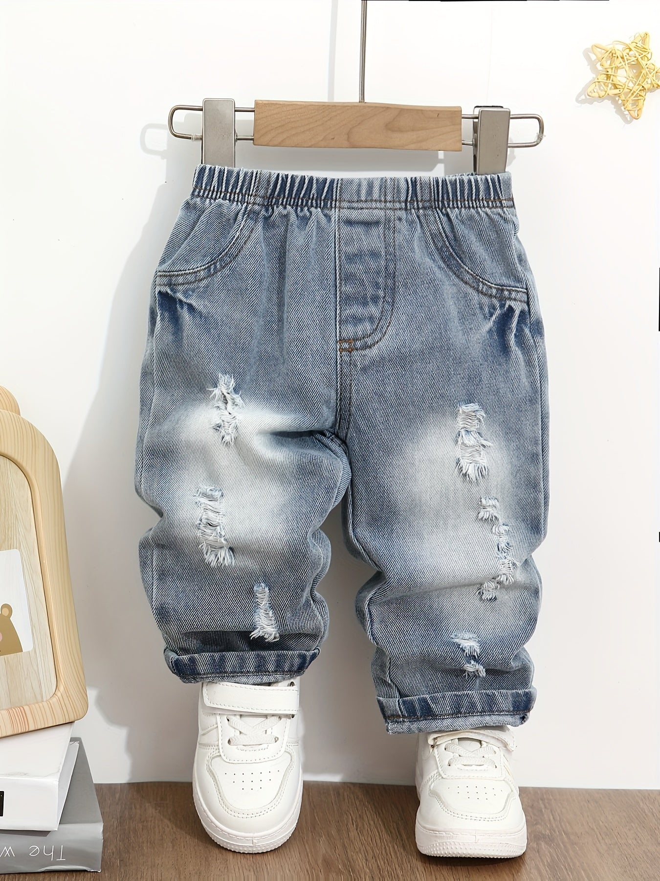 Unisex baby distressed denim jeans with fake pockets, 90% cotton, 6% polyester, 4% viscose. Non-stretch woven fabric, regular fit for fall/winter.