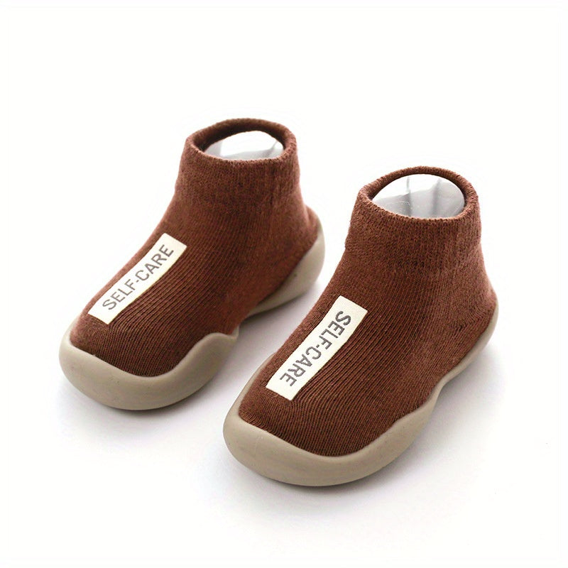 Adorable slip-on sock shoes for babies: perfect for spring and summer walks!