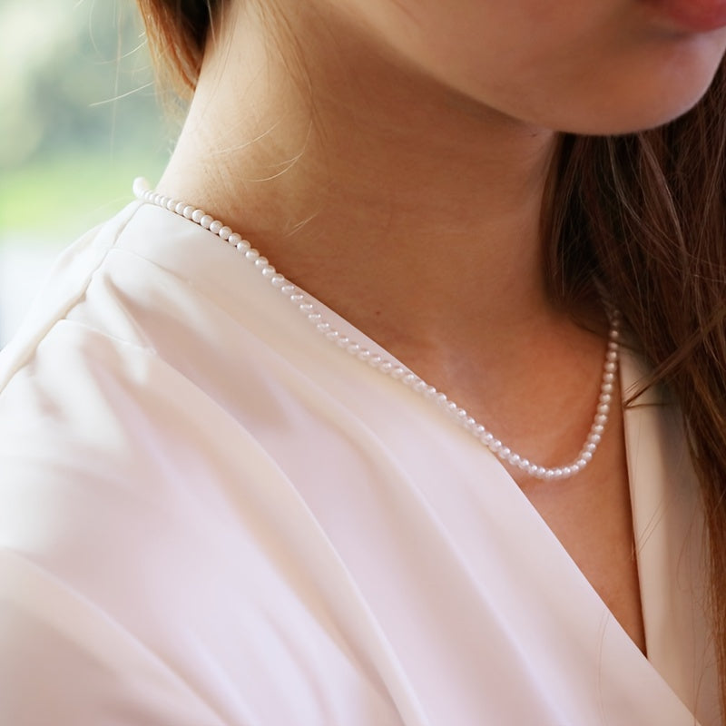 This exquisite freshwater pearl necklace features a stunning S925 silver clasp, making it the ideal gift for any woman. Arriving in a beautiful gift box, this necklace is perfect for the spring season.