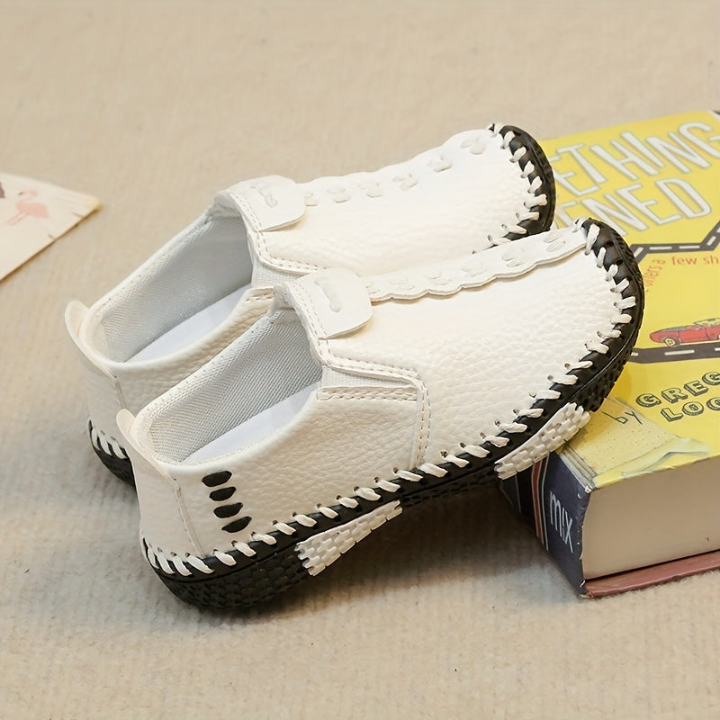 Breathable faux loafers for boys, ideal for spring and autumn. Features stitched details and a comfortable single sole.