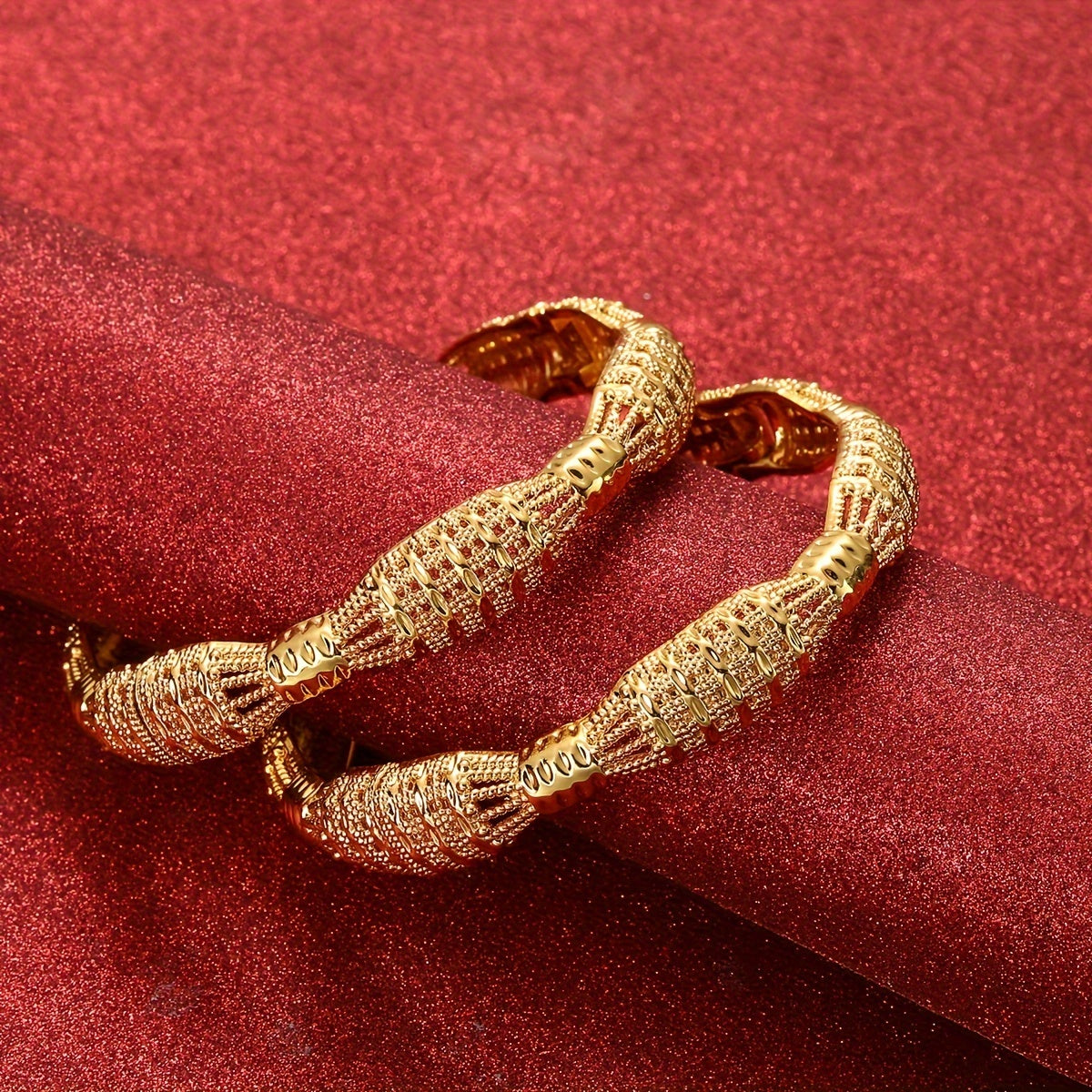 Vintage and sexy, this set of two golden Ethiopian bangle bracelets is perfect for women. Made of alloy, they are ideal for both casual attire and special occasions.