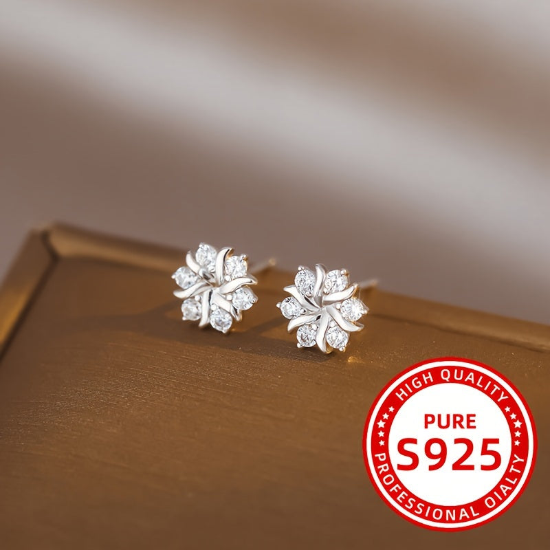 Elegant and versatile, these snowflake stud earrings are made from 925 sterling silver. The perfect adornment for any occasion, these earrings weigh 1.5g and are a beautiful accessory for women's ear holes.