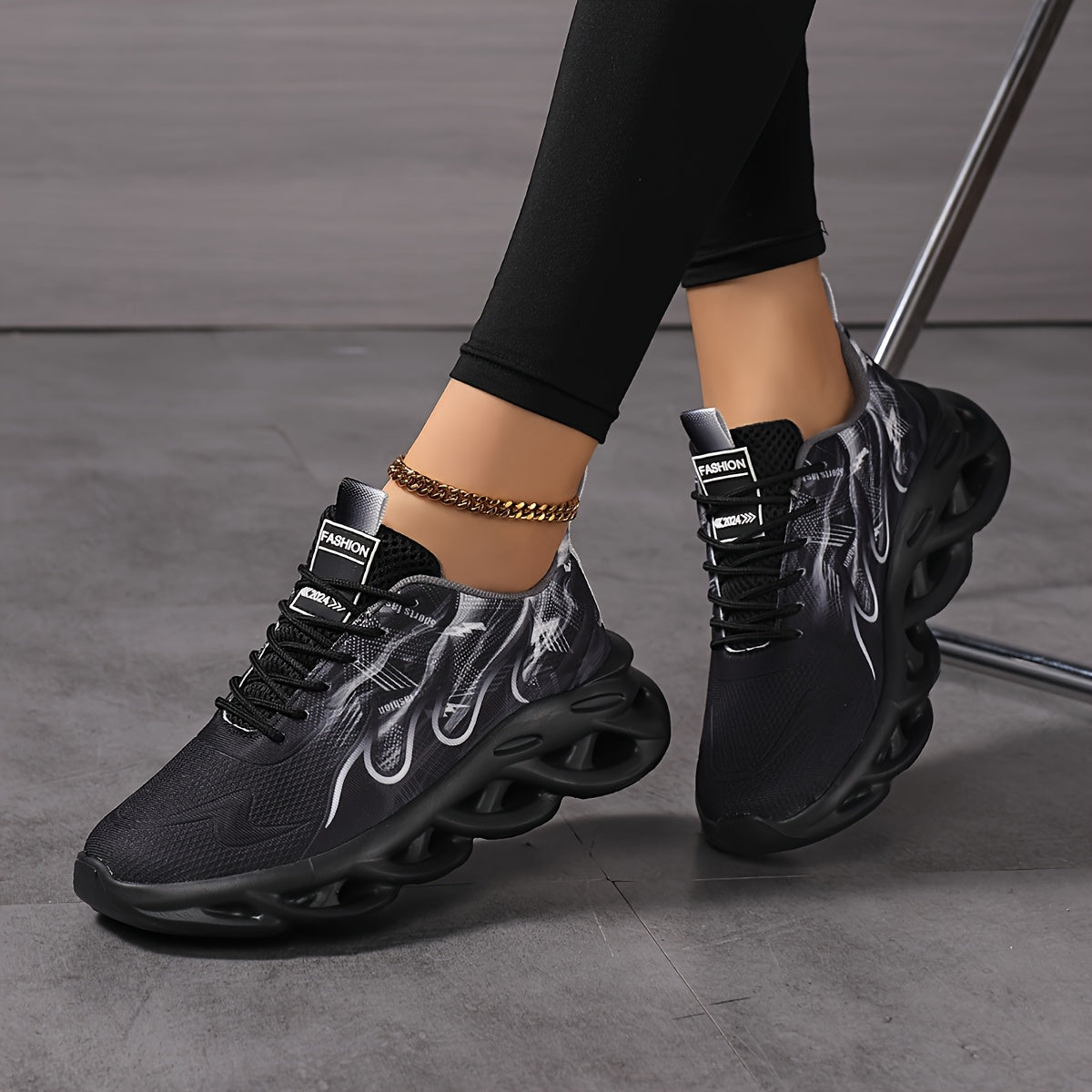 Women's fashion sneakers with breathable mesh fabric, round toe, low top, lace-up design, shock-absorbing soft sole, suitable for all seasons. Ideal for jogging and travel with a solid