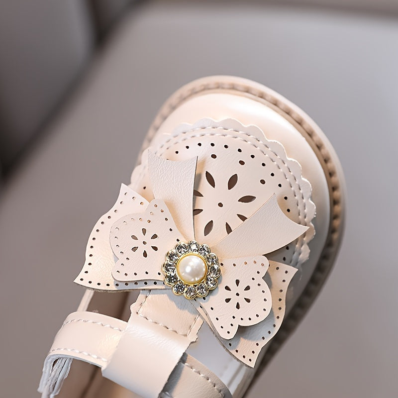 Cute bowknot flat shoes for baby girls, perfect for spring and autumn walks.