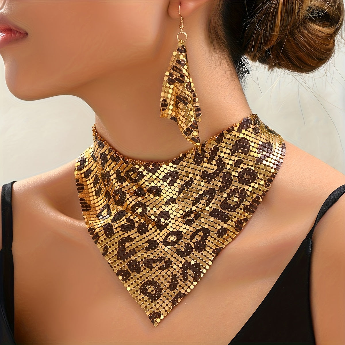 Add a touch of luxury with our Leopard Print Scarf-Style Choker Necklace and Earring Set. Crafted from 14K gold plated zinc alloy, this 3-piece set is perfect for adding a sexy and fashionable touch to any outfit. Suitable for both daily wear and parties.