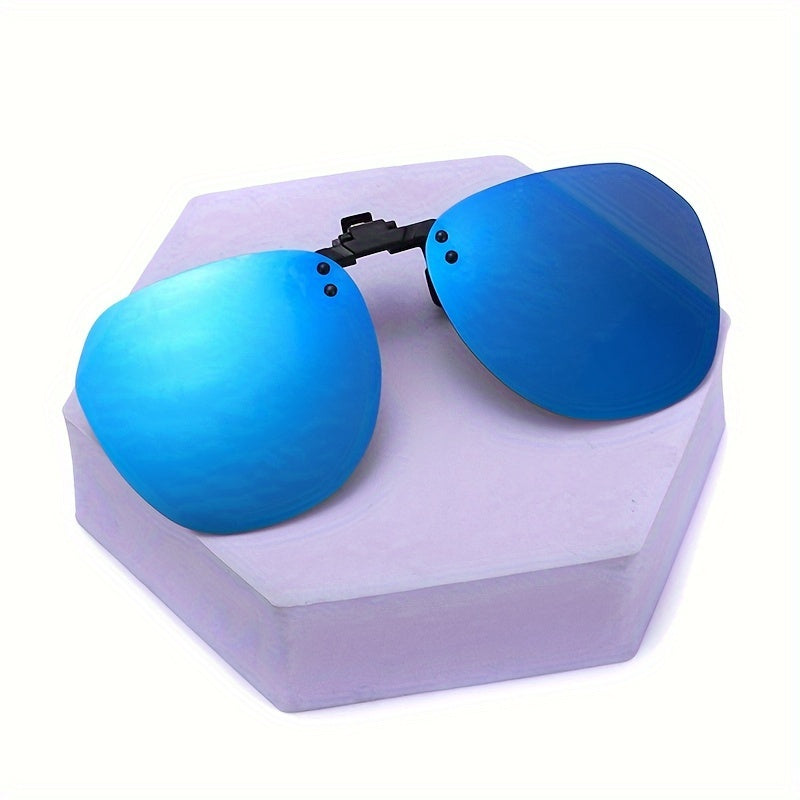 Adjustable unisex driving sunglasses clips that can be flipped up for ultra-light driving, providing protection against ultraviolet rays and harmful rays.