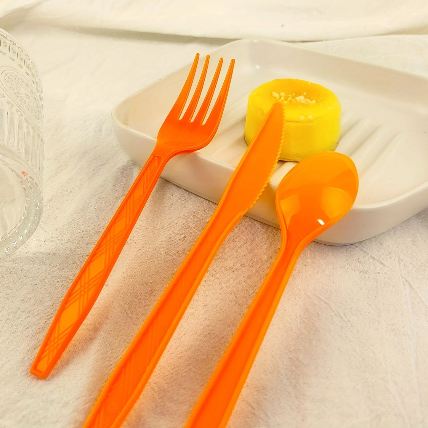 Set of 3 colored disposable plastic tableware pieces for weddings, birthday parties, and cake servings. Includes knives, forks, and spoons (30 pieces total).