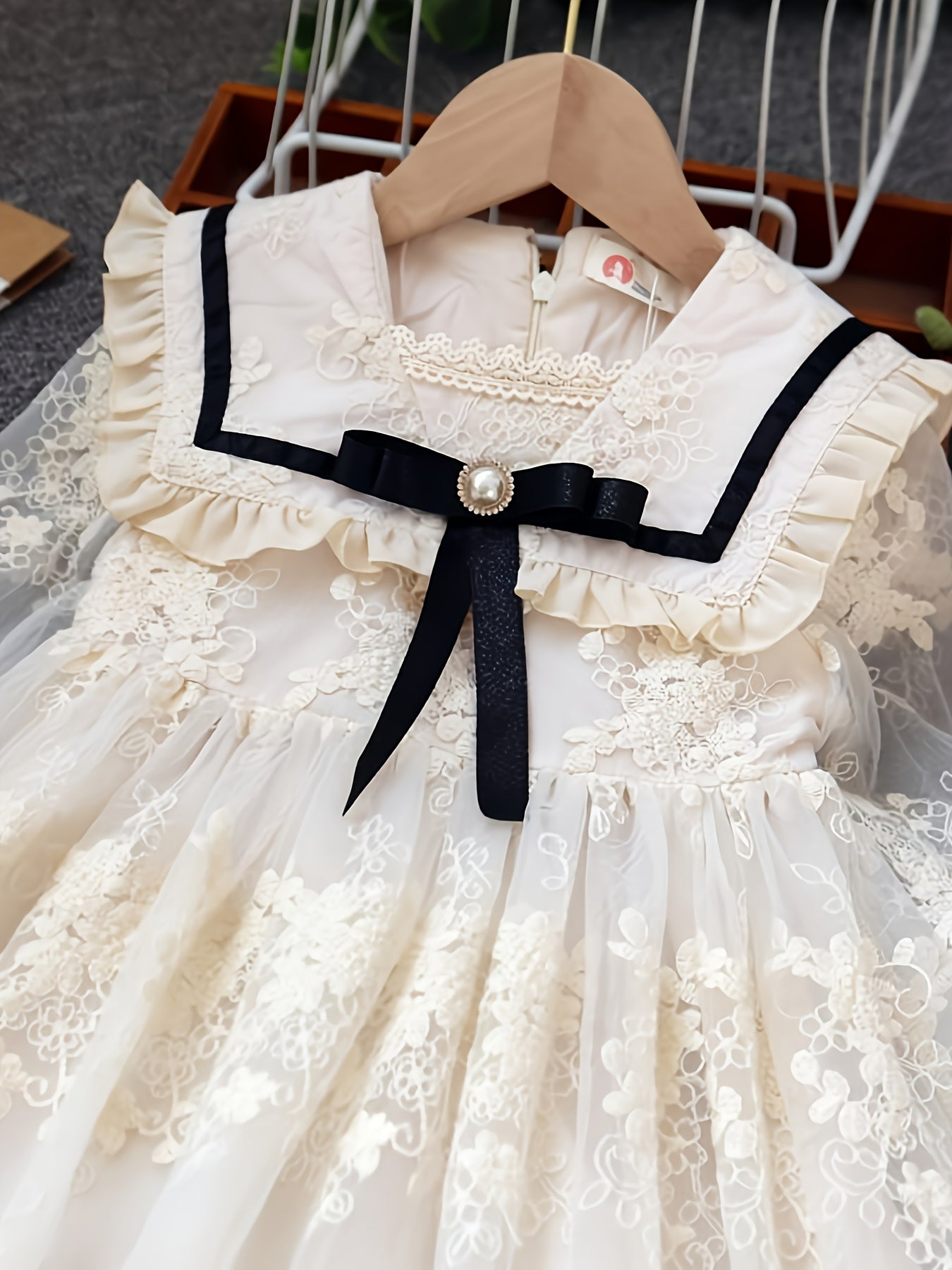 New lace-trimmed princess dress for girls with mesh collar and long sleeves for young children in spring and autumn season.