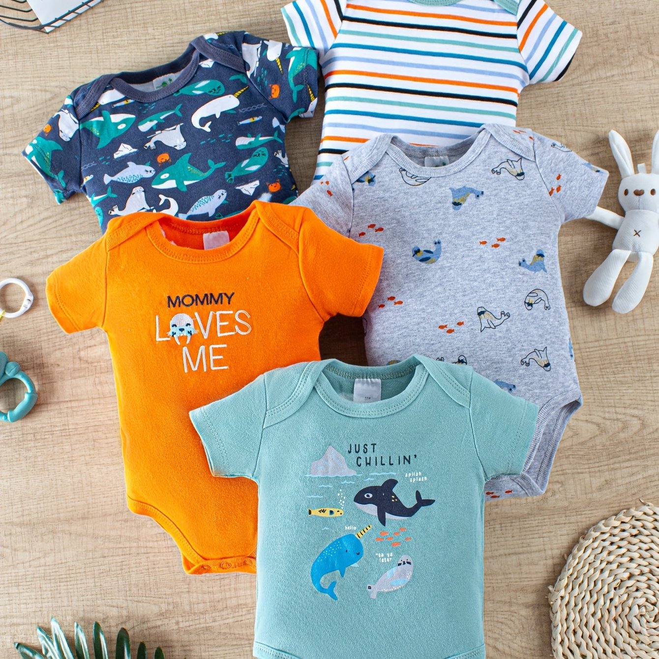 New boys' five-piece set of triangle onesies in multiple colors and patterns, made of soft and comfortable pure cotton, perfect for short crawls.