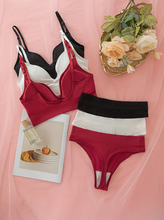 3-piece causal lingerie set with wireless cami bra and panties. Made of solid ribbed material for a push-up effect.