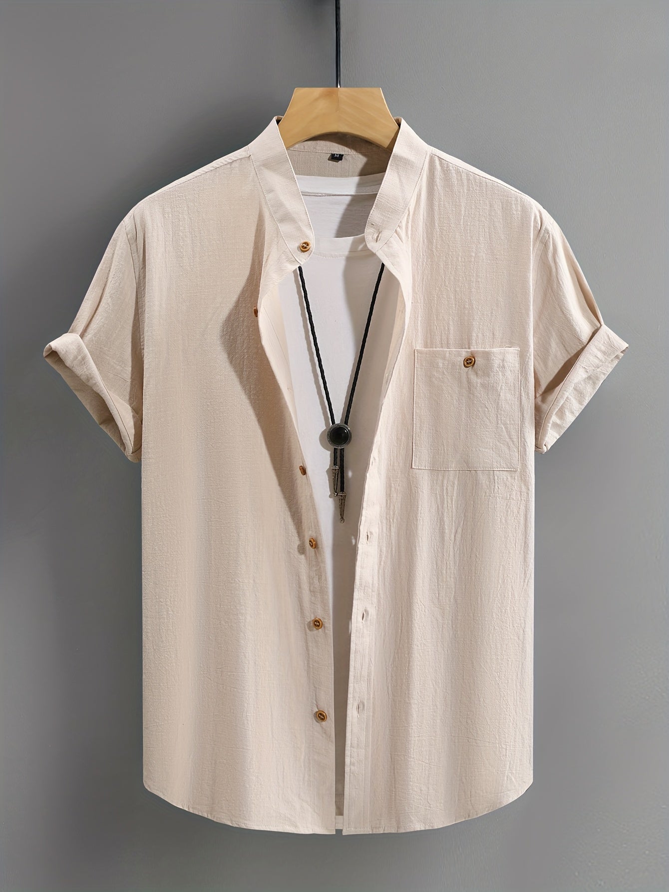 Men's casual cotton shirt in a solid color with button-up closure and chest pocket, machine washable and ideal for summer.