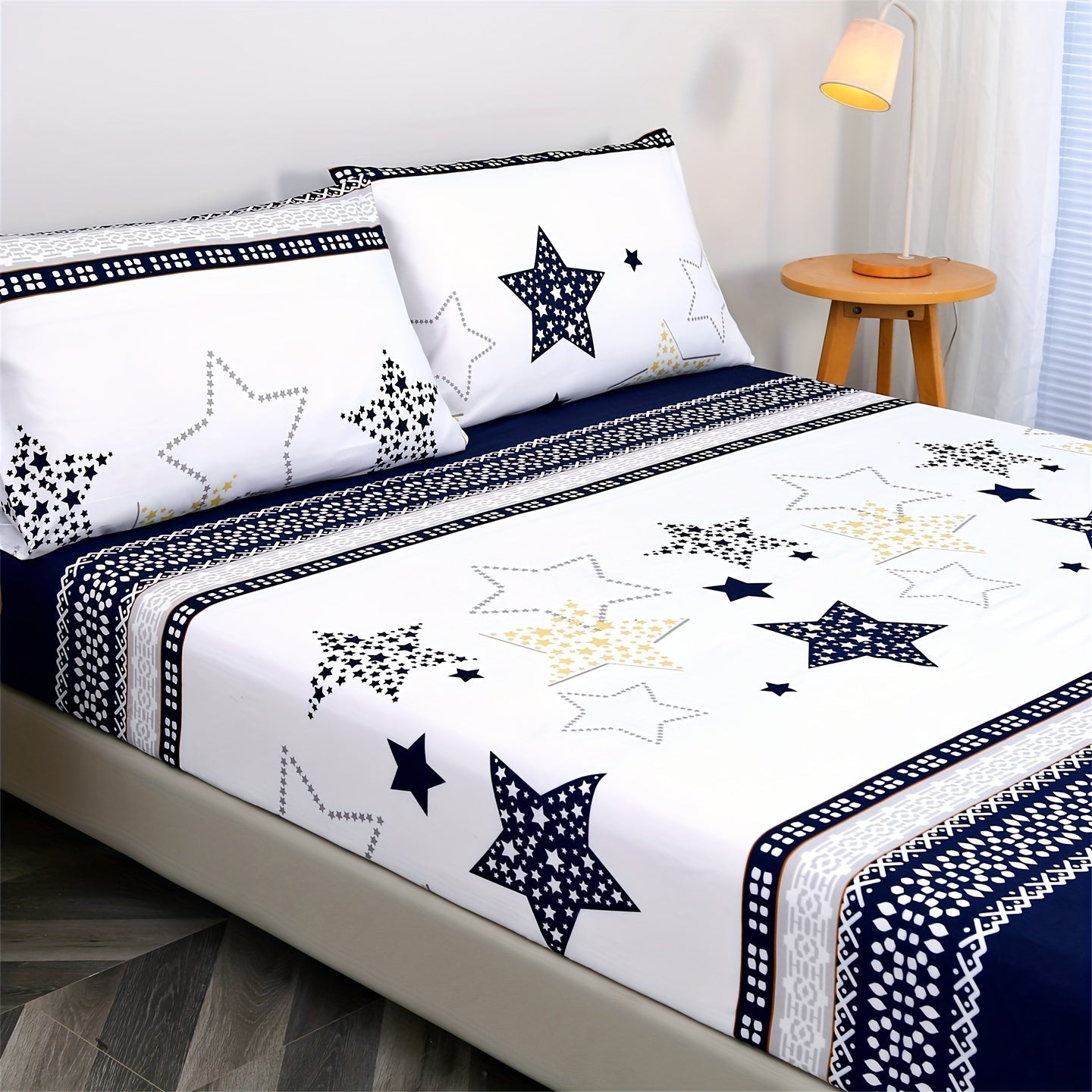 This bedding set features a stylish geometric five-pointed star and line graph print. It includes three pieces: one fitted sheet and two pillowcases. Soft and comfortable, it is perfect for bedrooms and guest rooms. The set does not include a core.