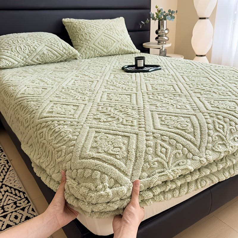 [Warm and Cozy Bedspread] Stay snug this winter with our plush and thick fitted sheet protector. Made from luxuriously soft knit fabric with elegant floral and geometric patterns, this durable bedspread is crafted from 100% polyester. Machine washable