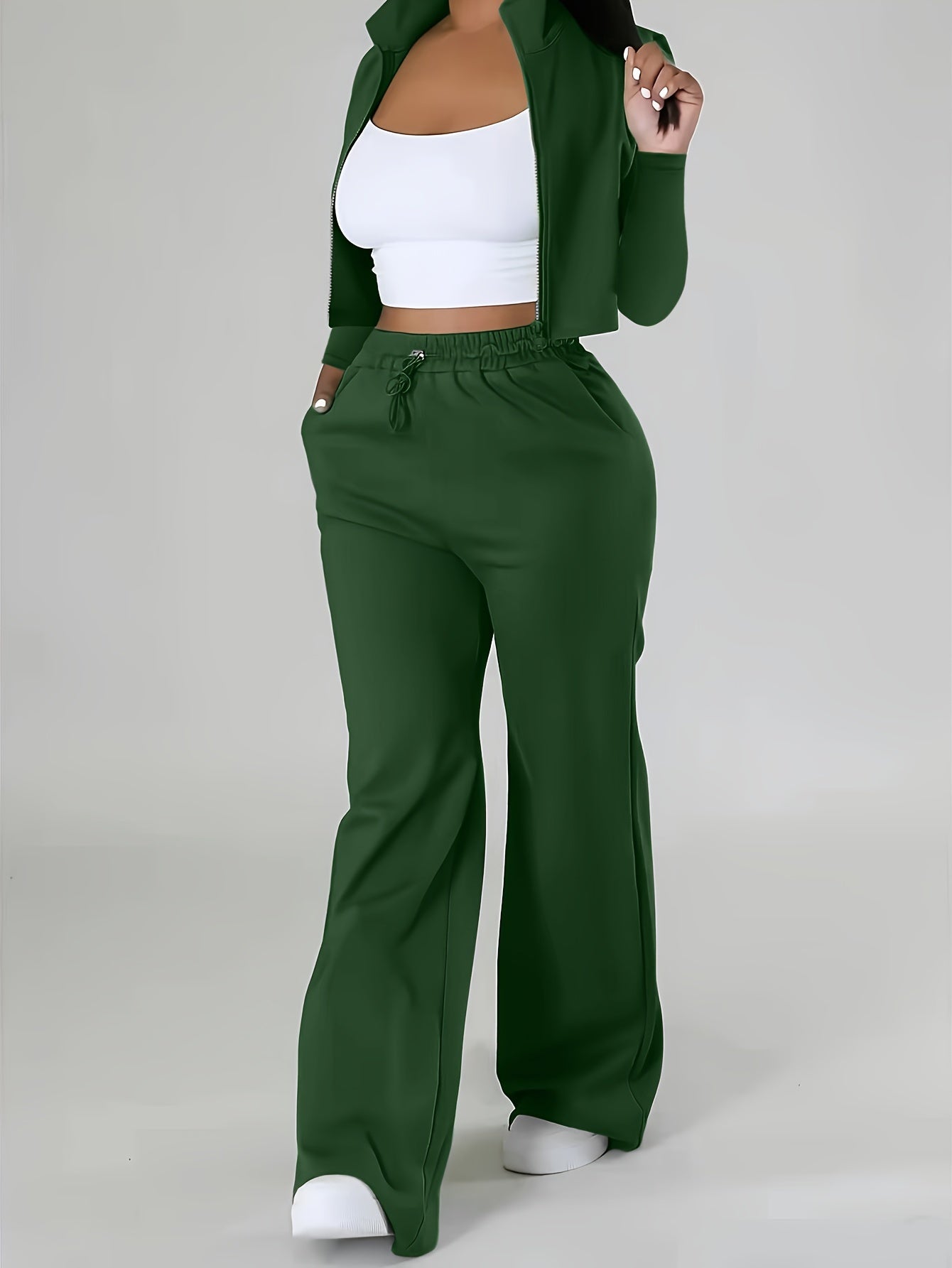 Women's casual sports suit with long sleeves consisting of two pieces.