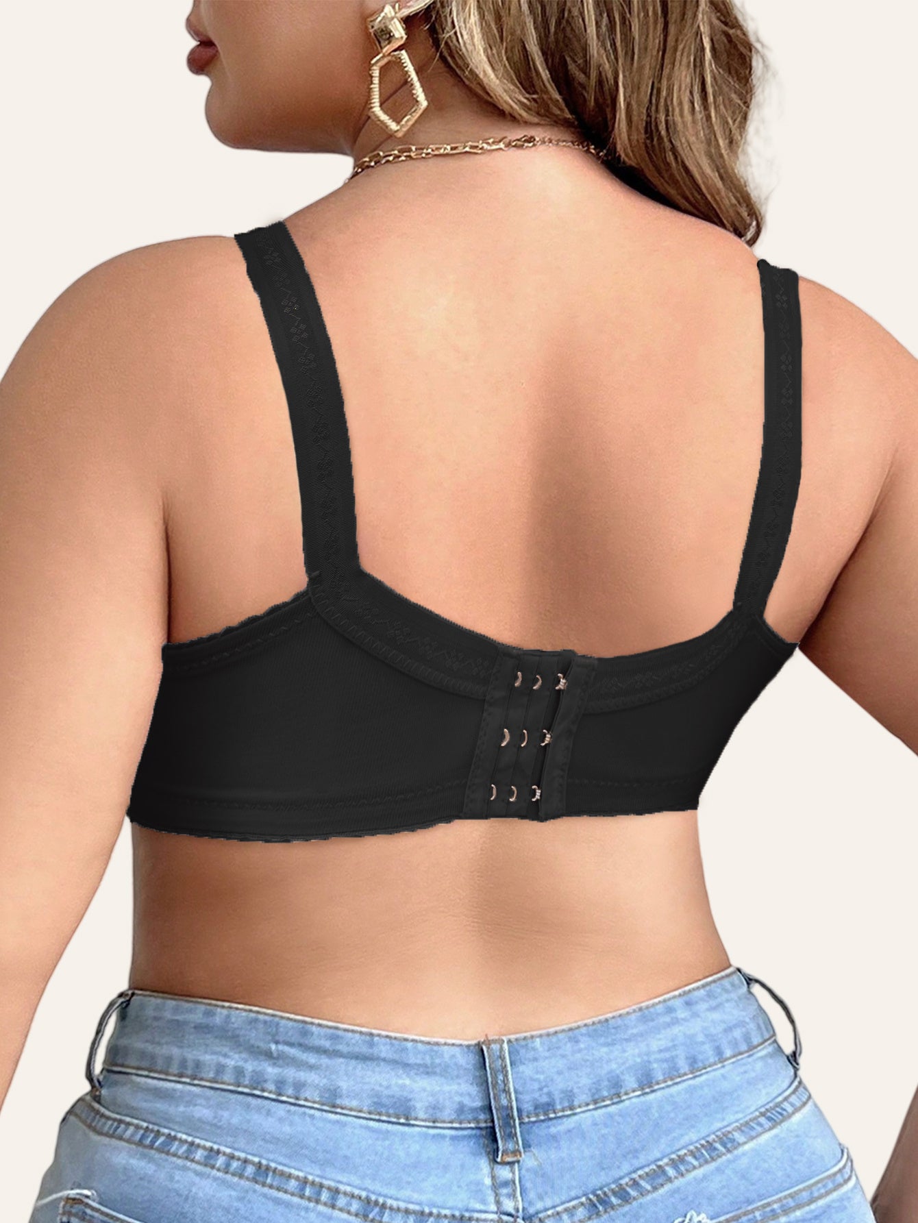 Wireless plus size bra with bowknot, made of 95% nylon and 5% elastane knit fabric. Breathable full coverage for all seasons.